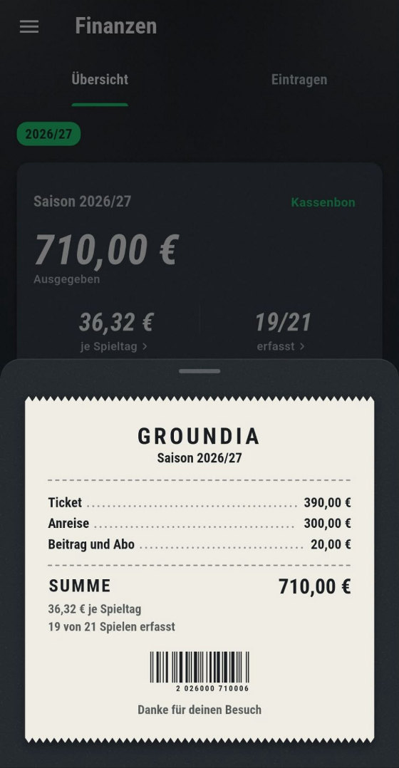 Die App: Finanzen der Saison 2026/27, davor ein Kassenbon mit den Posten Ticket, Anreise sowie Beitrag und Abo, der Summe, dem Schnitt je Spieltag und einem Strichcode
